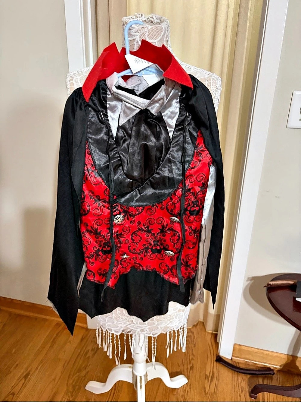 Target Black & Red Halloween Costume Cape Size Large kids